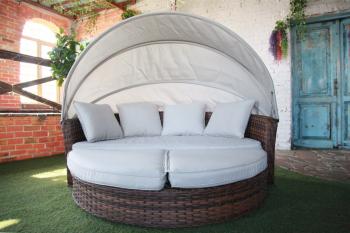 Коричневый ротанг, бежевые подушки